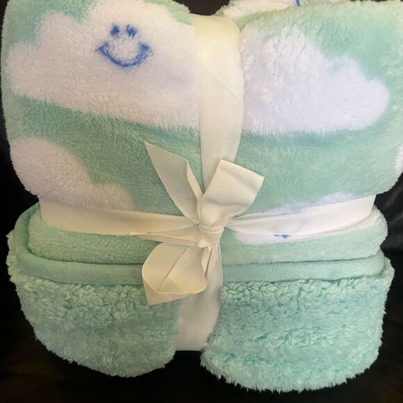 The Big One Kids Happy Cloud Sherpa Throw in Light Turquoise 50" by 60" - Picture 3 of 10